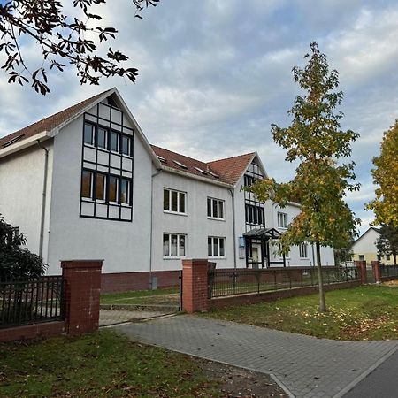Fc-Apartmenthaus Falkensee Mit Grossem Garten Und Pkw Stellflaechen 外观 照片